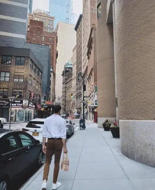 许婧高调晒男友背影照湖边泛舟悠然自在尽情享受二人世界