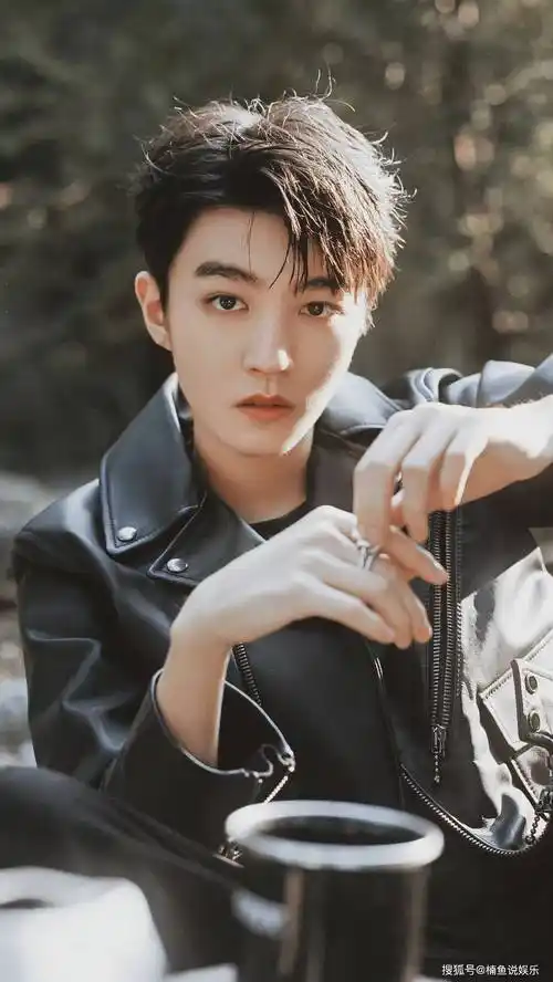 原创22岁王俊凯越来越帅气机车造型尽显男人味雨中花美男既视感
