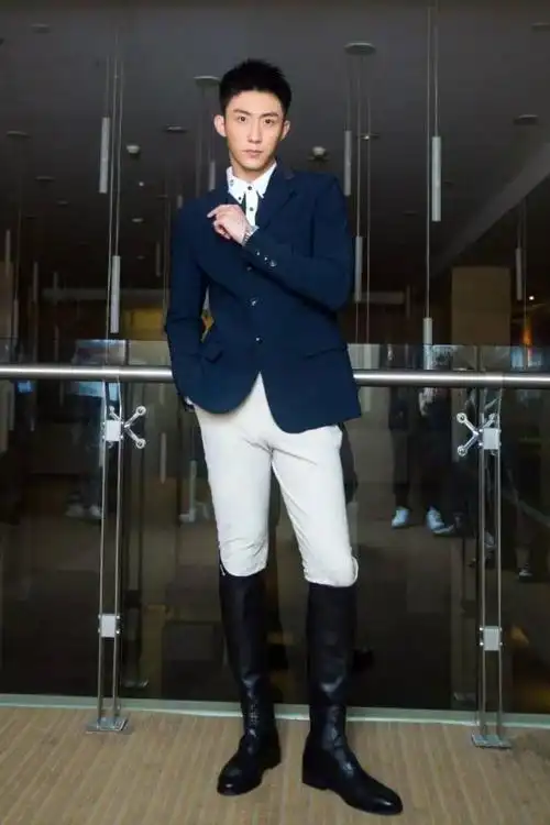 黄景瑜在之前亮相马术活动的时候,穿的一身马术装绝对值得借鉴