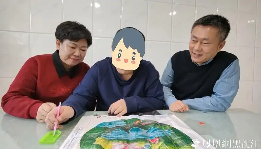 董永坤全家福如今,董永坤的儿子也会在妈妈生日的时候,给她一个拥抱