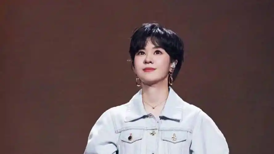 周深郁可唯获得东方风云榜最佳歌手,张杰张靓颖获亚洲最佳歌手_周笔畅