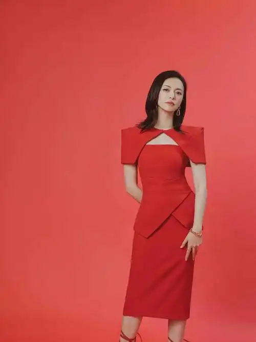 姚晨才是气质型美女里yyds穿一套黑色西服走机场干练又洋气