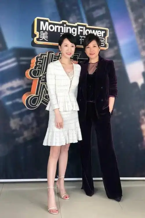 李念凭借都挺好再次走红,165的身高,硬是靠裤子穿成175!