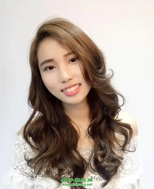 适合瓜子脸的中卷发发型图片 惊艳造型变人见人爱美女