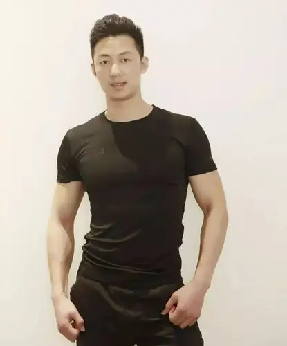 直到看到他的照片怎么现在是个硬汉都要被说像朱亚文了?