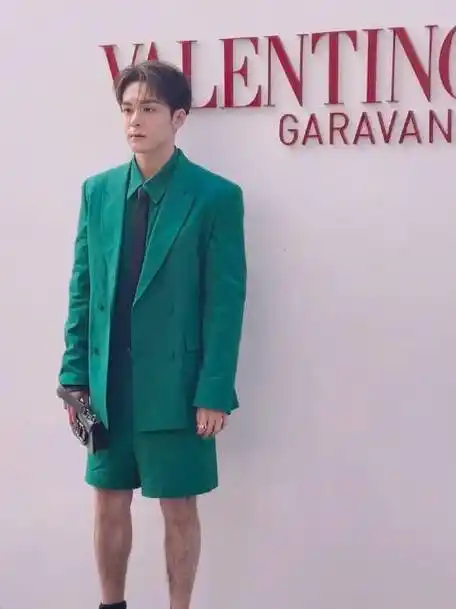 曾舜晞出席华伦天奴线下活动,状态好好,腿毛好性感|曾舜晞_新浪新闻