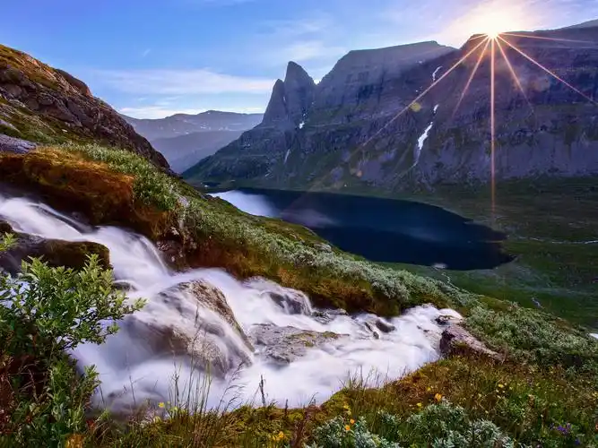 首页 自然与风景 自然山川,太阳光线,坡地,溪流 壁纸 / 1600x1200