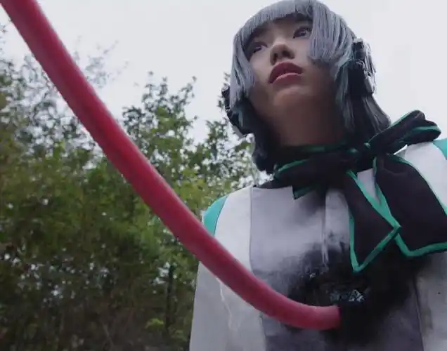 假面骑士01女主伊兹行为引争议 当面嘲讽遭重伤是活该还是无辜