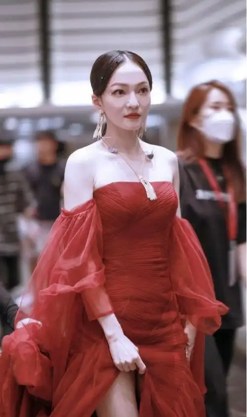 张韶涵穿抹胸纱裙现身肌肉紧致身材火辣40实现逆生长
