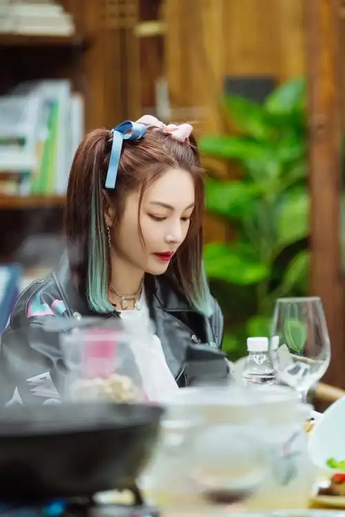 张雨绮双马尾花絮照公开 挑染发型戴蝴蝶结状态佳