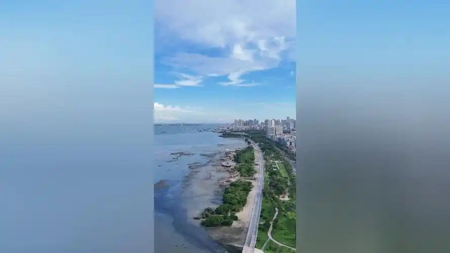 碧海蓝天,白云萦绕,海在城中,城在海上!