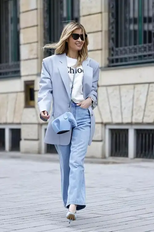 更加有光泽度,这样的皮质西装外套看上去更加有时尚感,可以搭配上金属