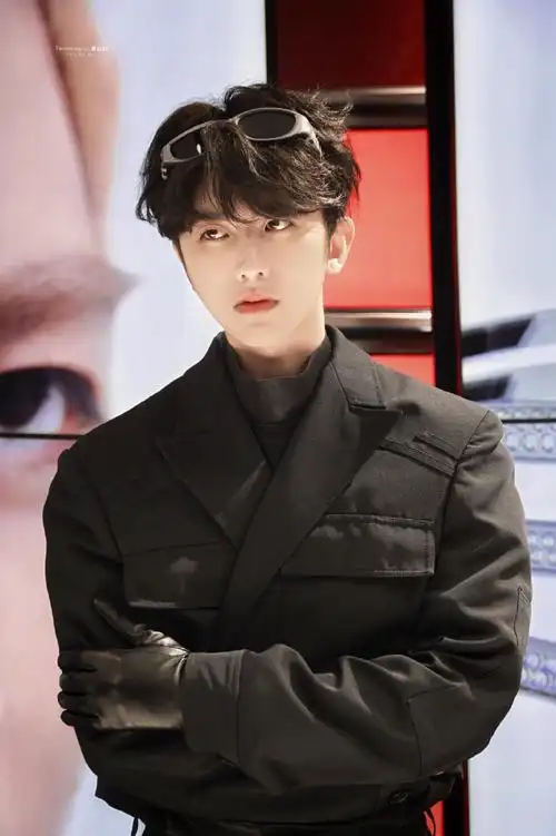 蔡徐坤黑色特工造型