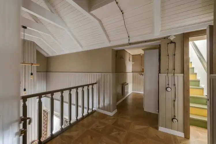 asecondfloorofahouse图片