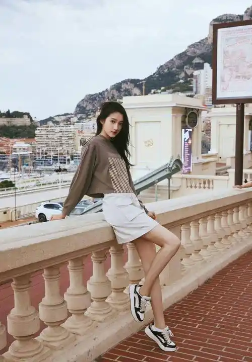 关晓彤的辫子穿在谁身上都好看!