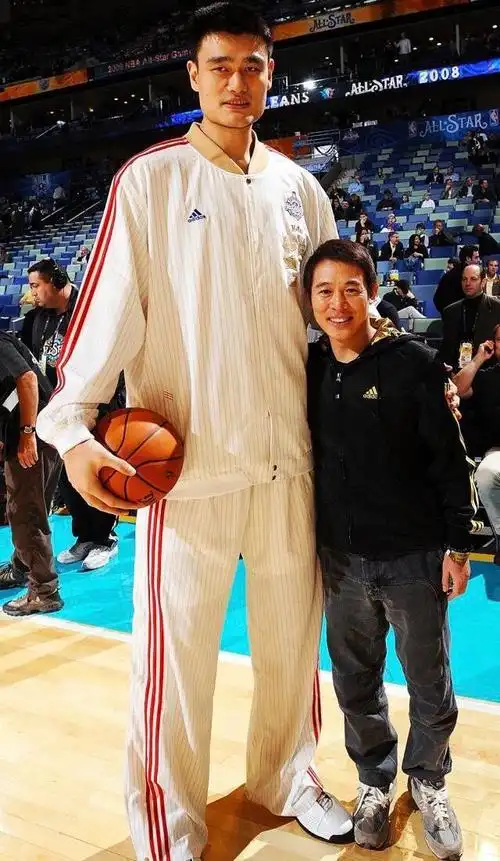 小巨人姚明有多高?4张照片对比后有了答案,1米75周杰伦成背景板