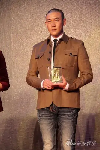 陆毅光头亮相 获封年度风尚旅行家