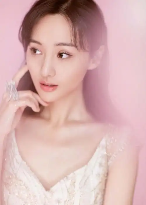 郑爽身着atelier pronovias 2020高定系列星辰裙装盛装