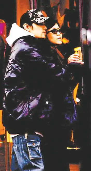 组图:言承旭被拍与林志玲穿浴袍床上亲密