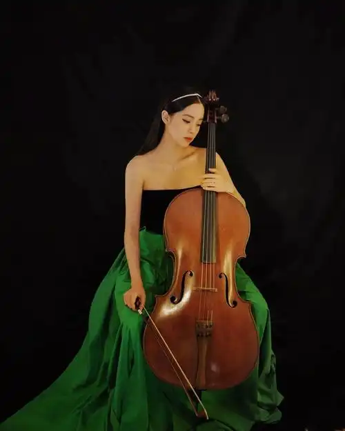 欧阳娜娜不演戏还是很圈粉的!抹胸礼服扮相拉大提琴,简直美呆了_服装