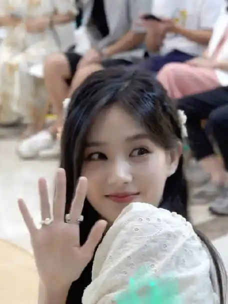 真的美爆 月牙眼笑起来真的绝杀好甜李一桐丨#李志辉为李一桐做的发型