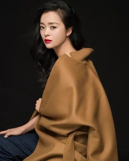 p data-id="go0aacdcsg">王嘉,出生于黑龙江齐齐哈尔,中国内地女演员