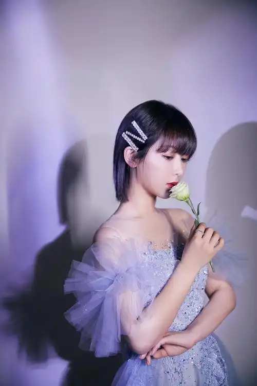 杨紫短发美出新高度,花朵发卡柔美清纯,跨年造型似白雪公主