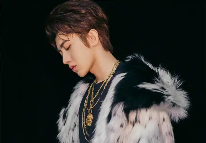 蔡徐坤最新时尚壁纸_人气偶像蔡徐坤