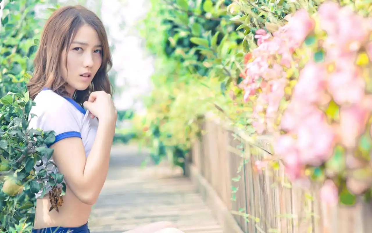 日系清新夏日美女高清桌面壁纸