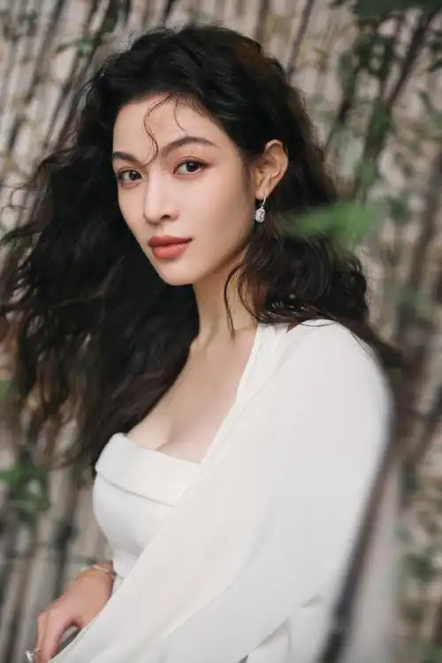 钟楚曦超话乘风而行,拾光而上78156997与@钟楚曦奔赴光影盛会