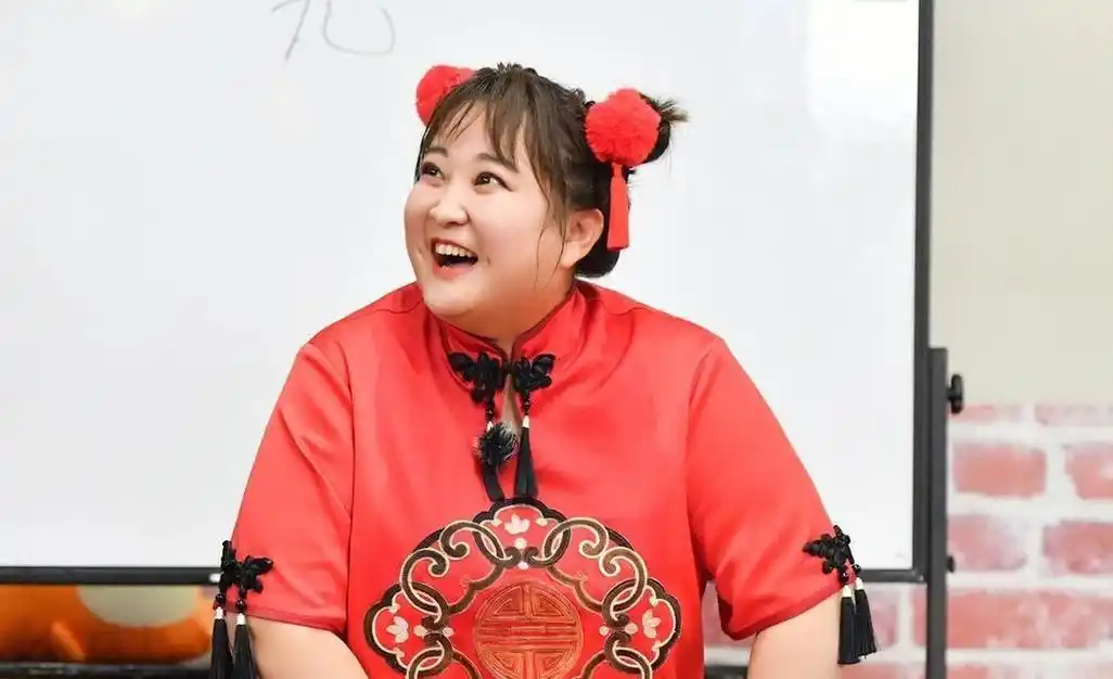 贾玲:笑对苦难的人生 贾玲,从相声演员到女导演,她的人生之路虽曲折