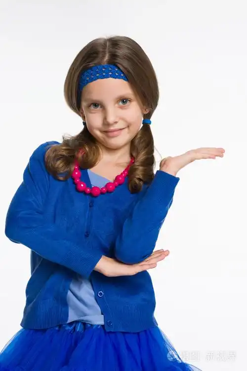 可爱的小女孩了一个手势