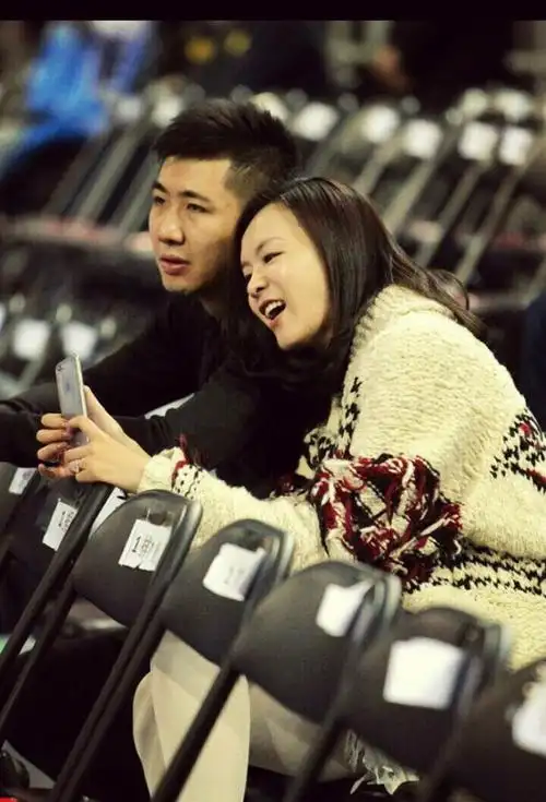 情感话题3月23日早上,著名模特,主持人李艾在微博晒出多张与新婚丈夫