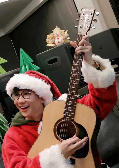 可爱小林@林俊杰祝大家圣诞节快乐!