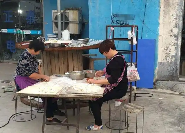 一个水饺摊,经营20年无招牌,顾客源源不断