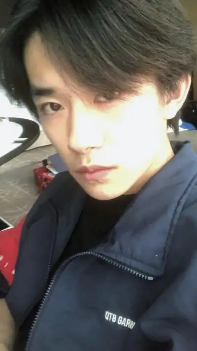 易烊千玺手机自拍