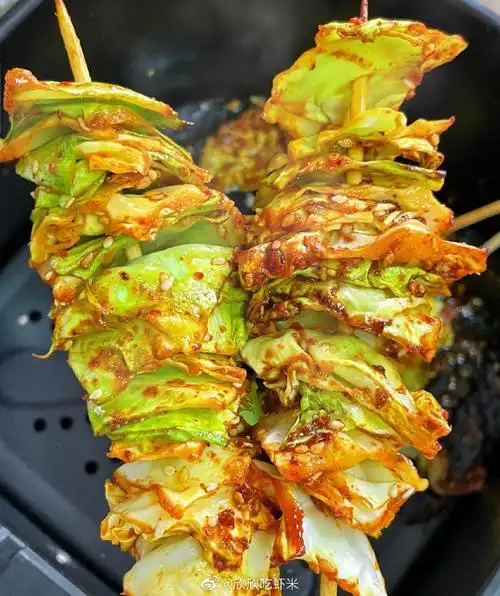 今天突然好想吃烧烤～安排了一个低卡包菜串串,用了将近半个包菜,吃得