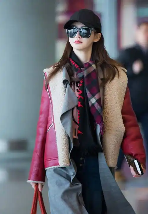 辣妈戚薇这几款秋冬穿搭太美,个性不失时尚感,时尚不失女人味_齐薇