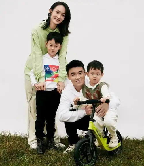 王皓晒全家福秀恩爱暴瘦变型男颜值回巅峰两个儿子眼睛像爸爸