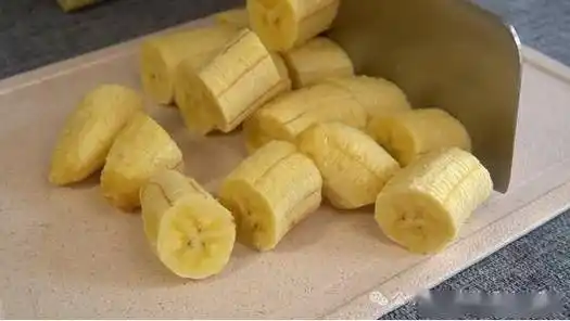 香蕉放两天就会变黑,水果店老板教我一招,这样放半个月依然新鲜_根蒂_