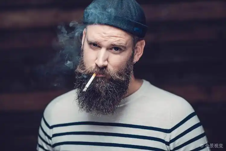 特写_魅力_男性_吸烟_人_长_胡须_时尚_衬衫_帽子_香烟_正面_高清图片