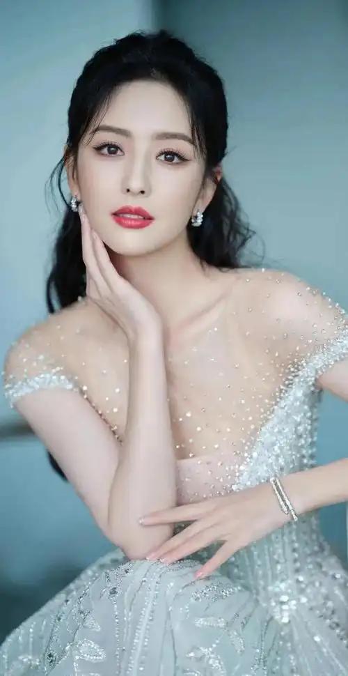 佟丽娅参加海南国际电影节高清壁纸,优雅迷人!_网易订阅