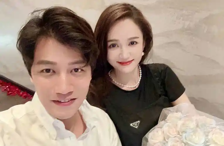 44岁陈乔恩随老公回大马过年,春节期间大秀身材,被宠