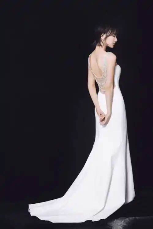 毛晓彤放弃性感路线吧,穿白色透视人鱼裙,80斤平板身材撑不起来_礼服