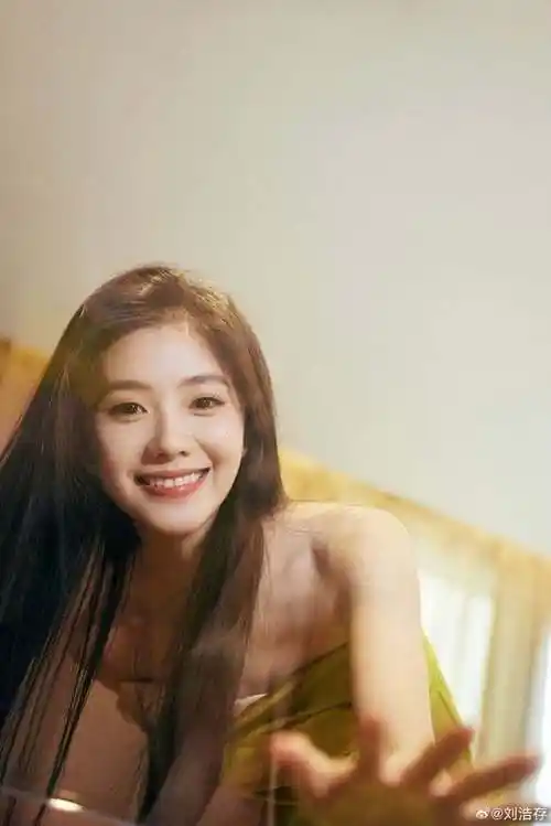 杨幂旗袍美人,热巴美成仙,娜扎像婚礼蛋糕_图片_来源_赵露思