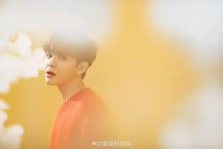 刚刚结束的假期你去踏青赏花了吗来看一组花美男尤长靖的写真吧