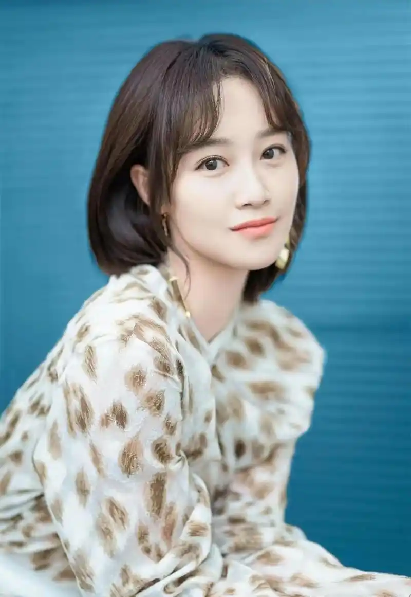 网友:蓝盈莹刚出道并没有苦相,短发帅气又张扬性感中带着霸气又很阳光