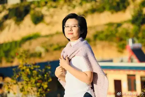 央视女主持人王宁的个人资料简介,照片,微博,东方时空,新闻1 1