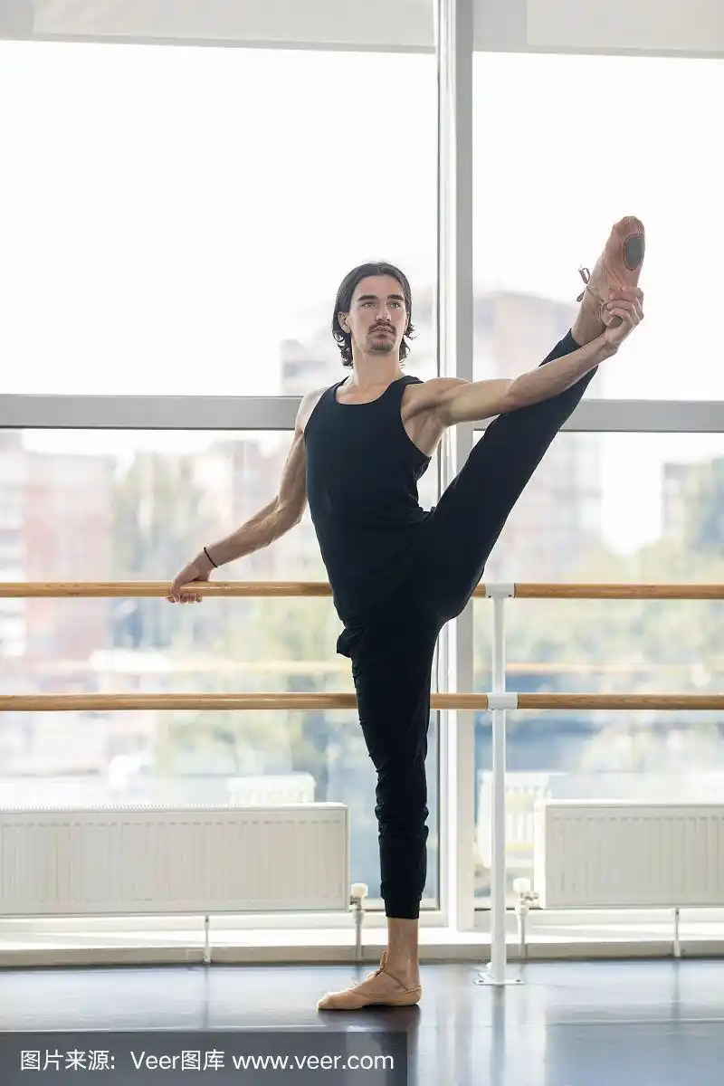 年轻男芭蕾舞者在巴利附近摆姿势,西班牙男子练习