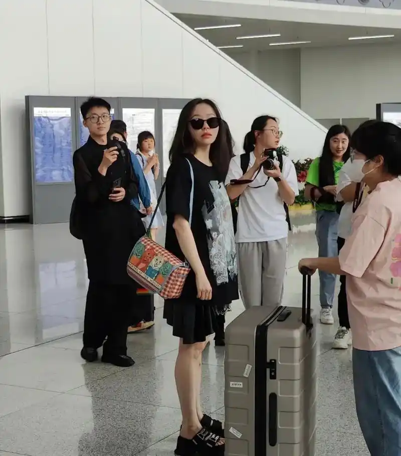 机场偶遇张靓颖,她本人个子不高很瘦很白,体重也就80斤左右,本人比